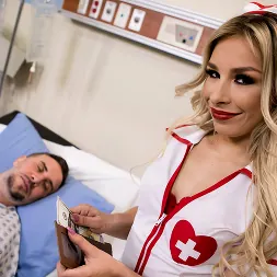 Carmen Caliente en 'Brazzers' Knobbing la enfermera traviesa (Miniatura 6)