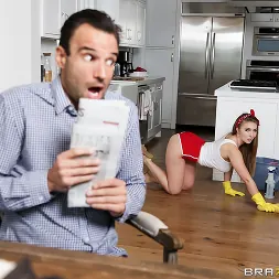 Lena Paul en 'Brazzers' El secreto sucio de la doncella (Miniatura 1)