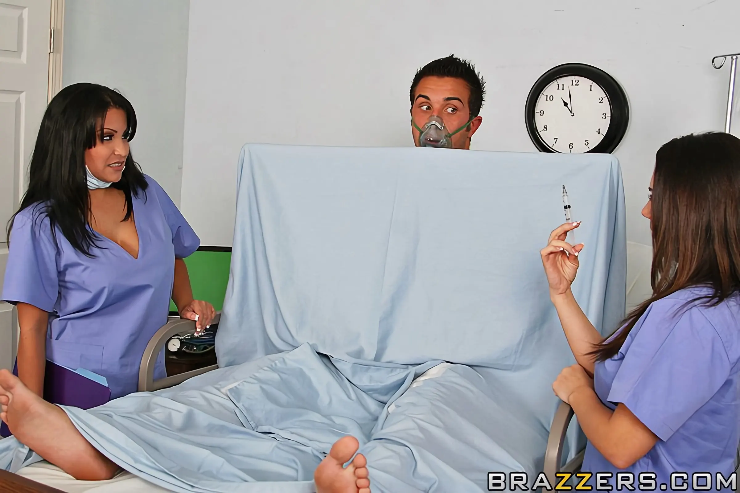 Brazzers 'Под ножом, или пронзал мечом' Ролях Holly West (Фото 8)