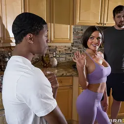 Krissy Lynn en 'Brazzers' Enjabonando a la señora Lynn (Miniatura 1)