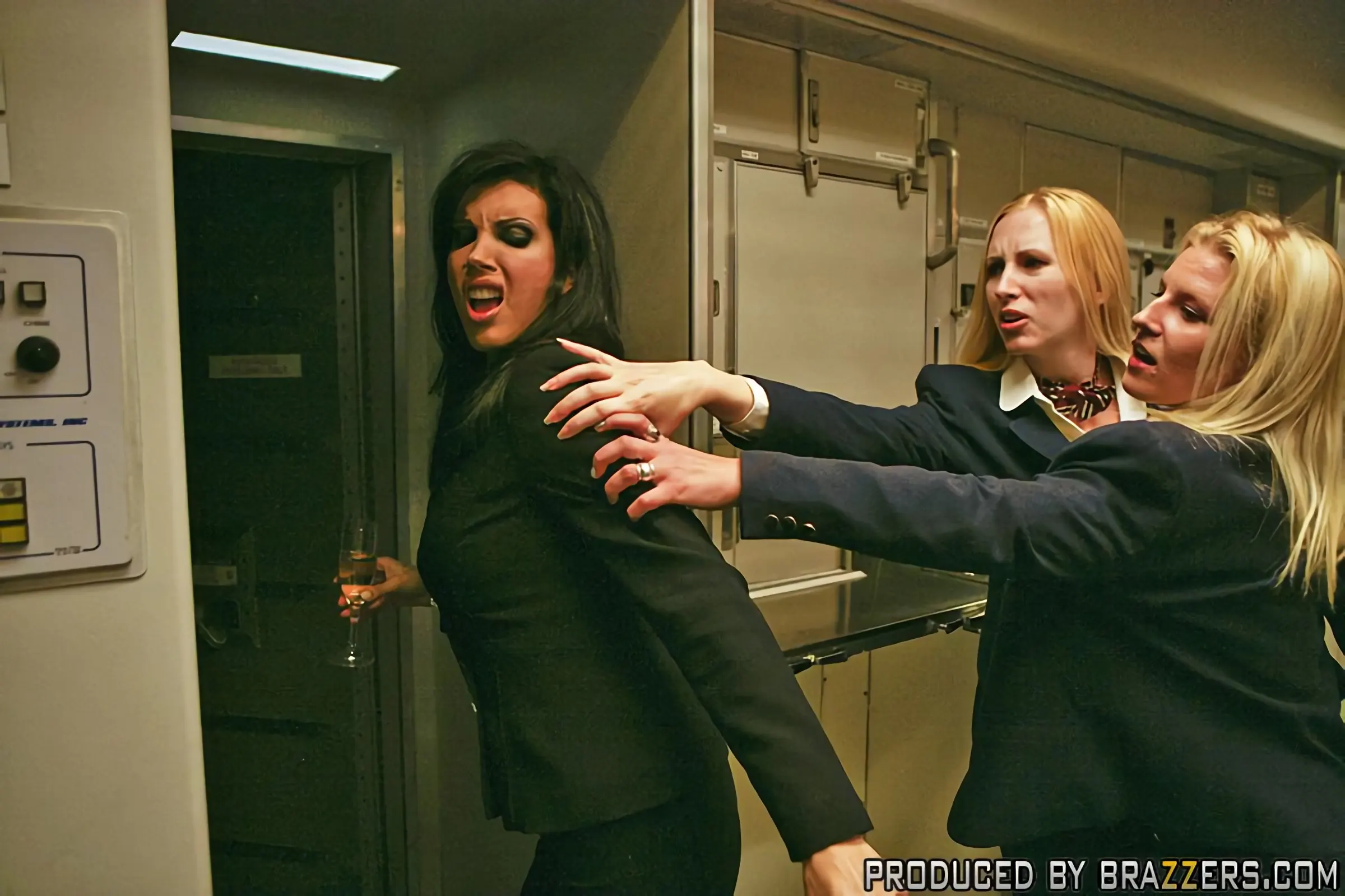 Brazzers 'एक विमान भाग 3 पर स्तन' अभिनीत Shay Sights (फोटो 5)