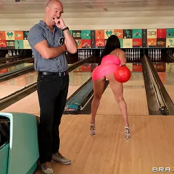 Valerie Kay में बैचलर के लिए गेंदबाजी (फोटो 1) Valerie Kay में 'Brazzers' बैचलर के लिए गेंदबाजी (थंबनेल 1)