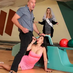 Valerie Kay में बैचलर के लिए गेंदबाजी (फोटो 6) Valerie Kay में 'Brazzers' बैचलर के लिए गेंदबाजी (थंबनेल 6)