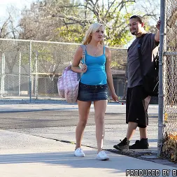 Sara Shine В 'Brazzers' Приходите на домой сахар (Миниатюру 5)