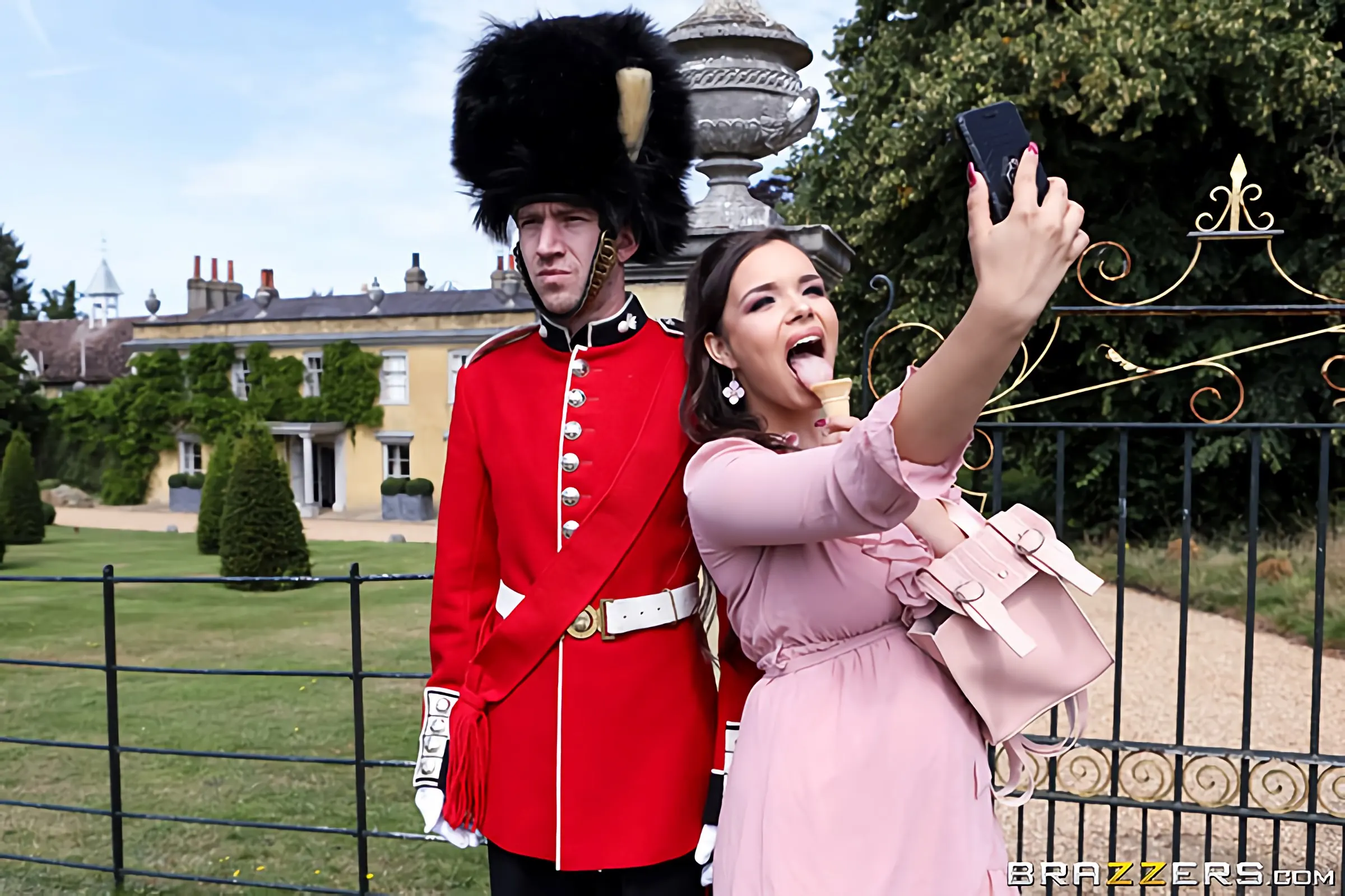 Brazzers 'Stroking the guard es post' Darsteller Sofia Lee (Foto 1)