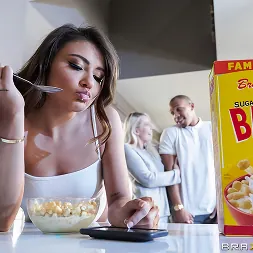 Adria Rae В 'Brazzers' Что происходит вокруг кончает вокруг (Миниатюру 1)