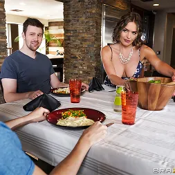 Krissy Lynn В 'Brazzers' Хеликоктер мама (Миниатюру 1)