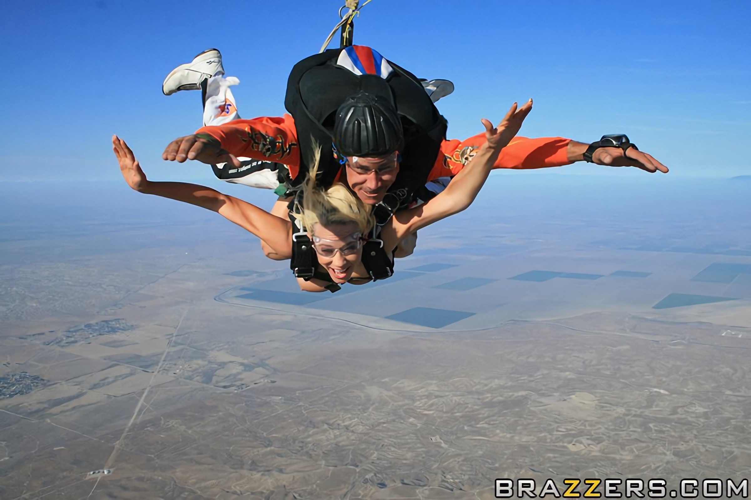 Brazzers 'Dos coños y un paracaídas' protagonizando Kagney Linn Karter (foto 8)