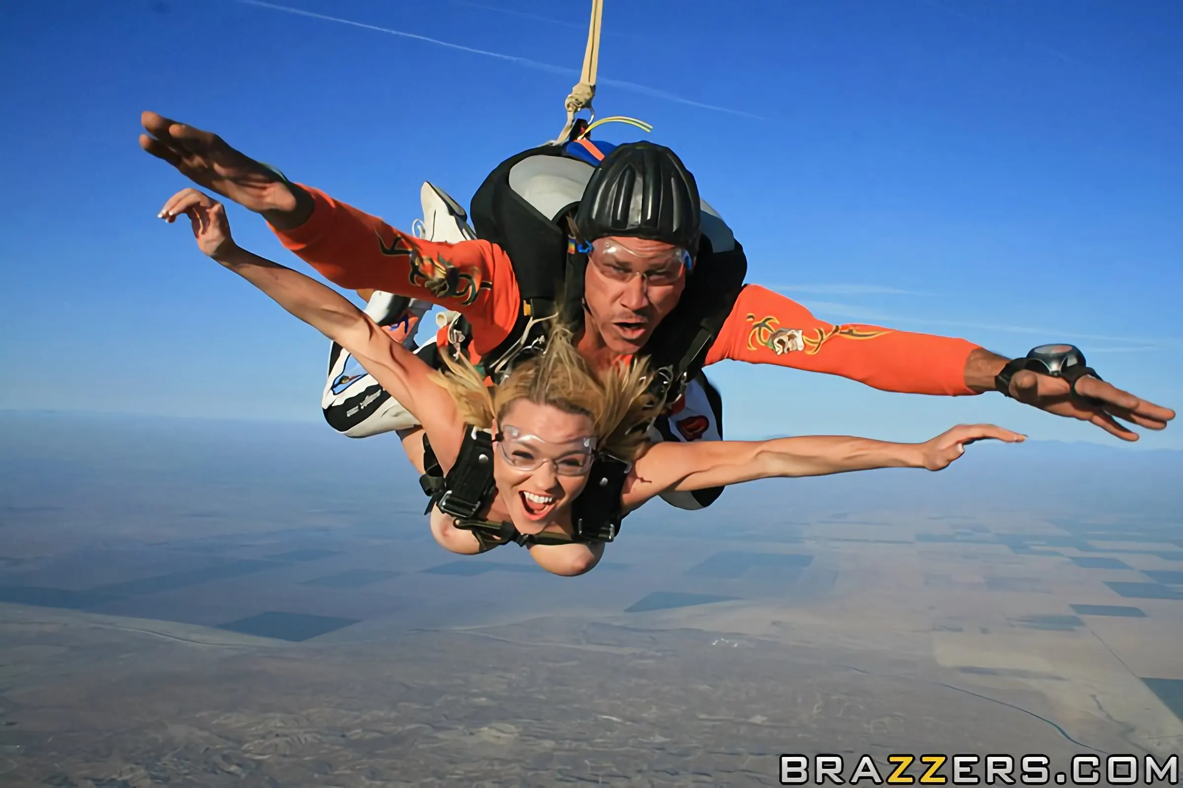 ▷ Kagney Linn Karter in Two Pussies and One Parachute (Photo 9) | Brazzers