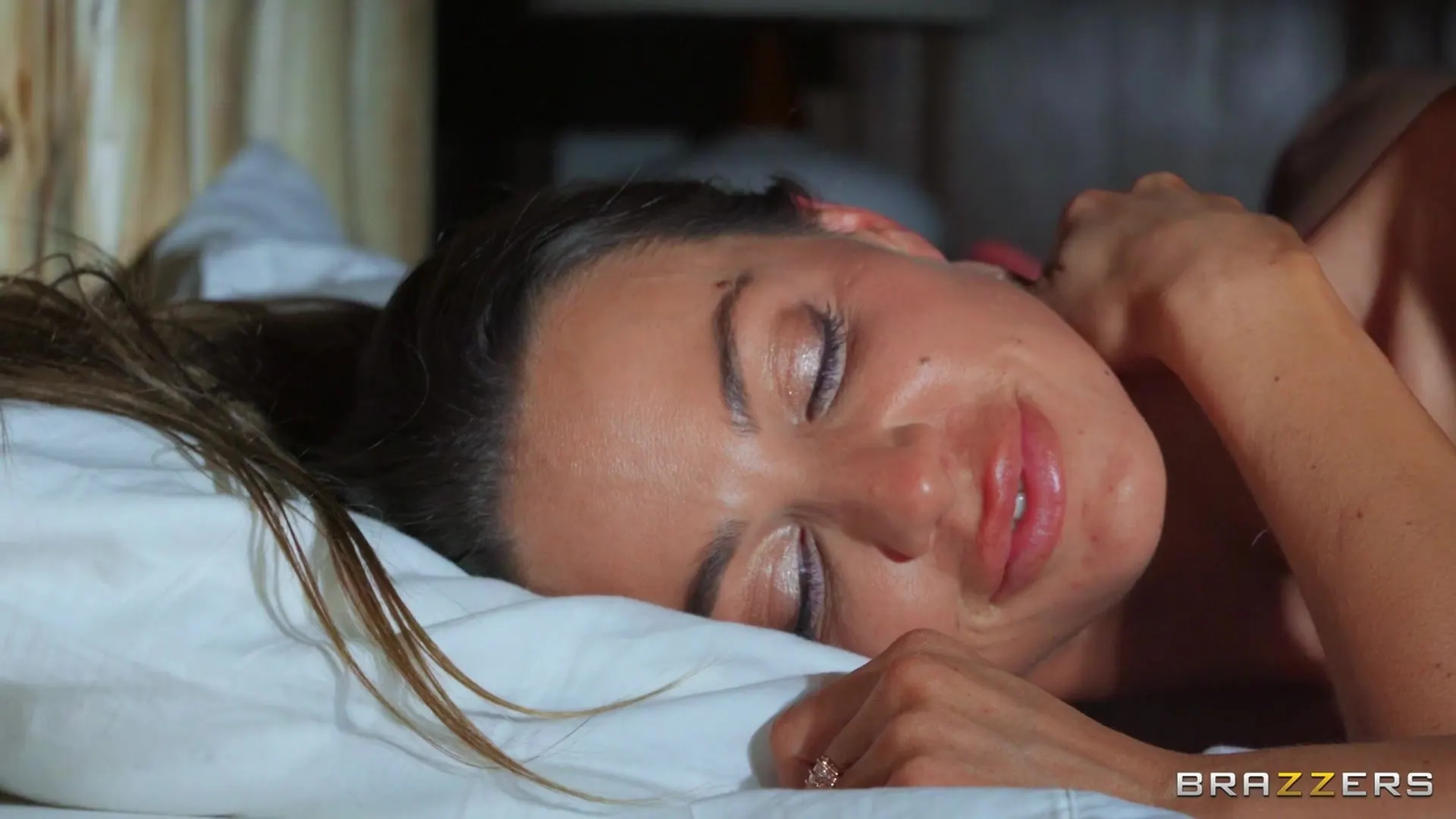 Brazzers 'Snowbanging: Teil 1' Darsteller Abigail Mac (Foto 2)