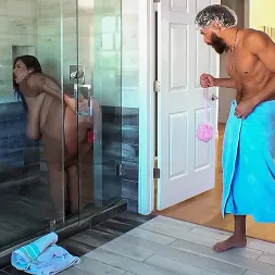 Sofia Rose en 'Brazzers' Las duchas de consolador traen pollas grandes (Miniatura 1)