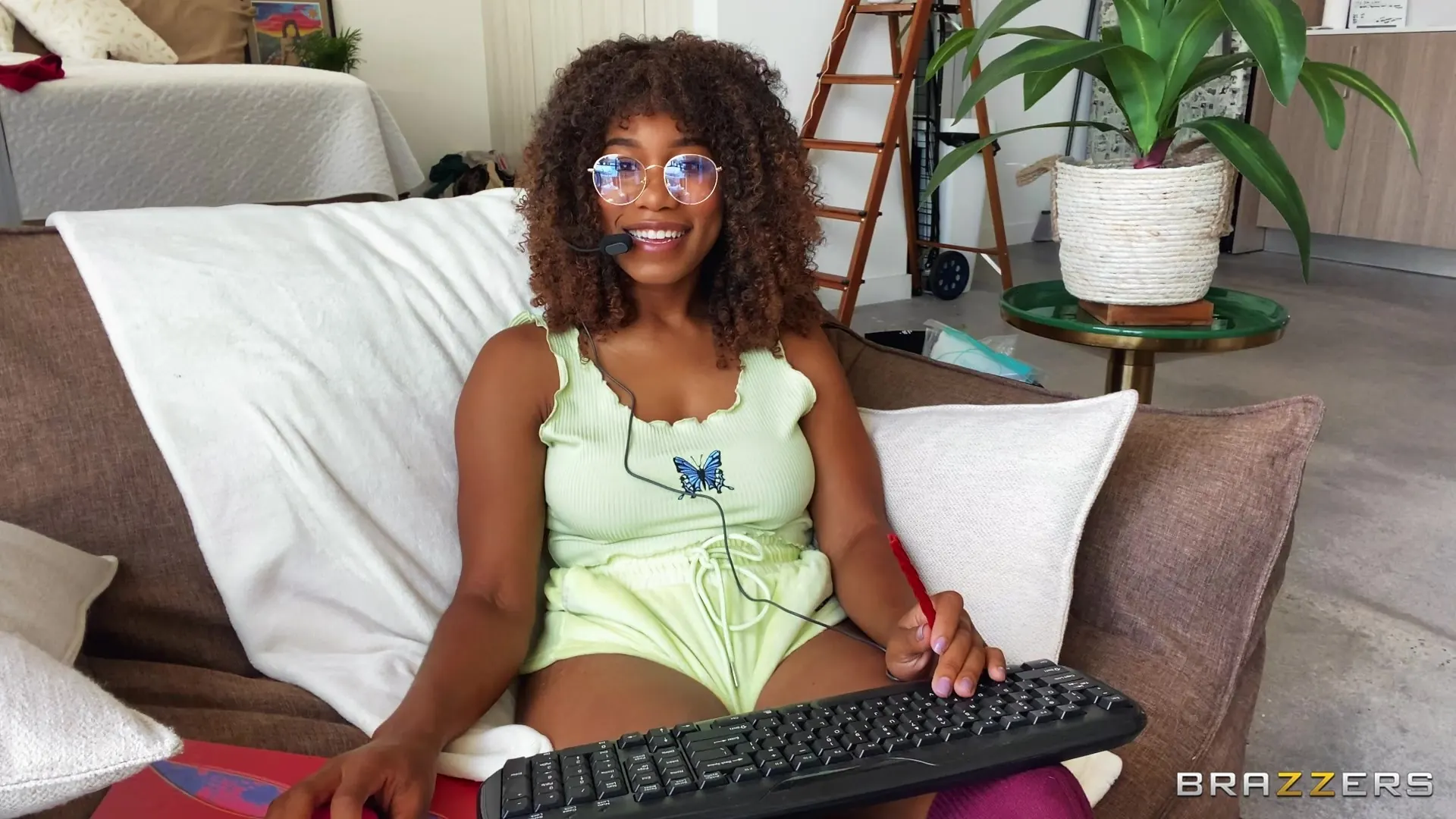 Brazzers 'गेमिंग जेना सींग का बना हुआ हो जाता है' अभिनीत Jenna Foxx (फोटो 2)