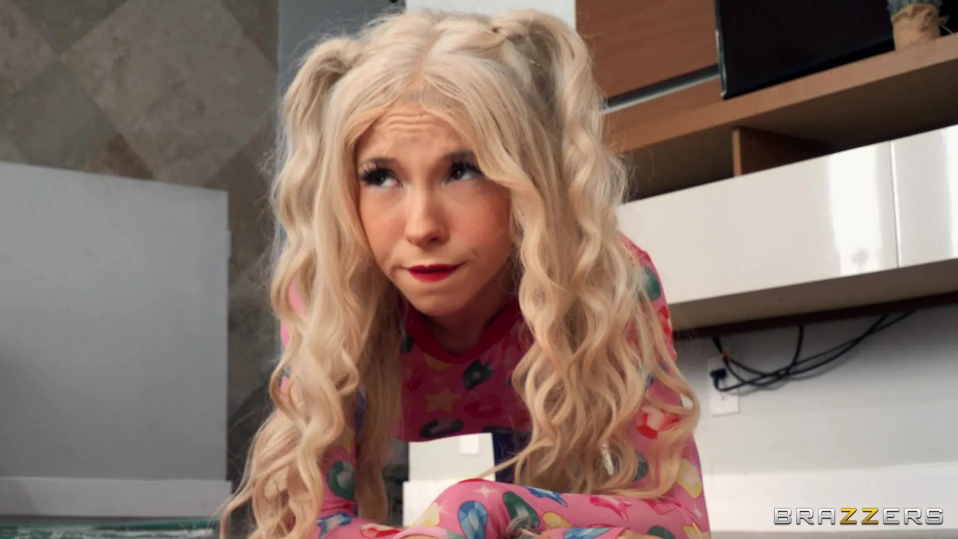 Brazzers 'Расширенный анальный растяжения йоги' Ролях Kenzie Reeves (Фото 2)