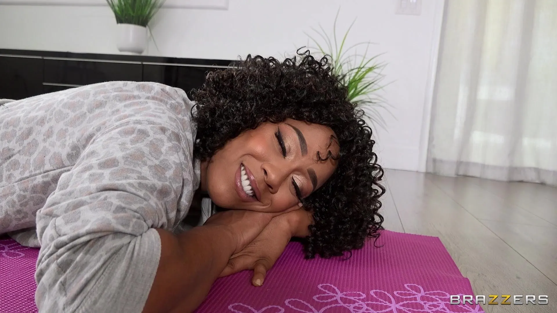 Misty Stone In 'Heißes Training mit einem Schwanz Ende' from 'Brazzers' (Foto 2) Brazzers 'Heißes Training mit einem Schwanz Ende' Darsteller Misty Stone (Foto 2)