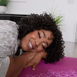 Misty Stone में 'Brazzers' एक मुर्गा समाप्त होने के साथ गर्म कसरत (थंबनेल 2)