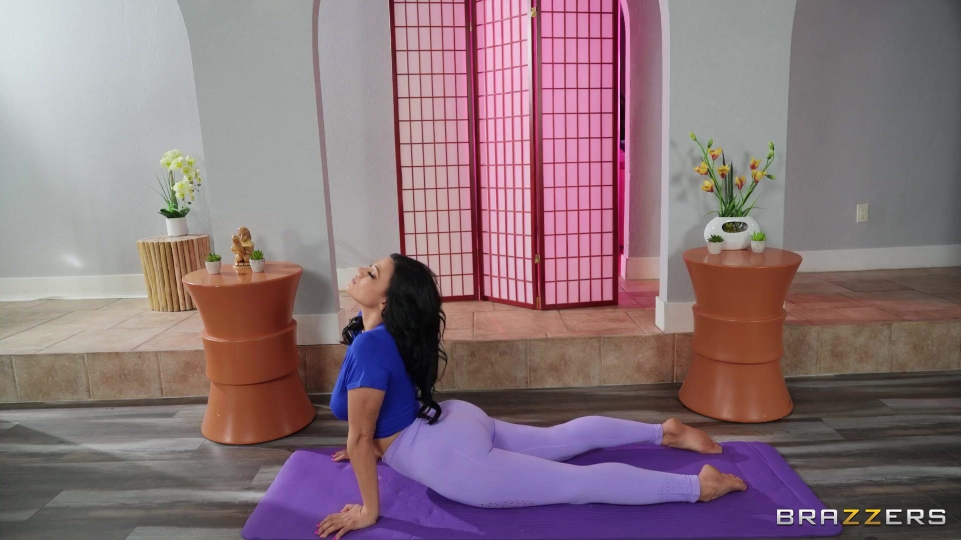 Brazzers 'Hacer yoga con mona' protagonizando Mona Azar (foto 2)