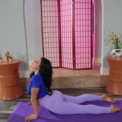 Mona Azar en 'Brazzers' Hacer yoga con mona (Miniatura 2)
