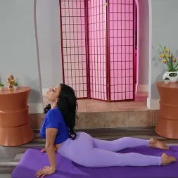 Mona Azar en 'Brazzers' Hacer yoga con mona (Miniatura 2)