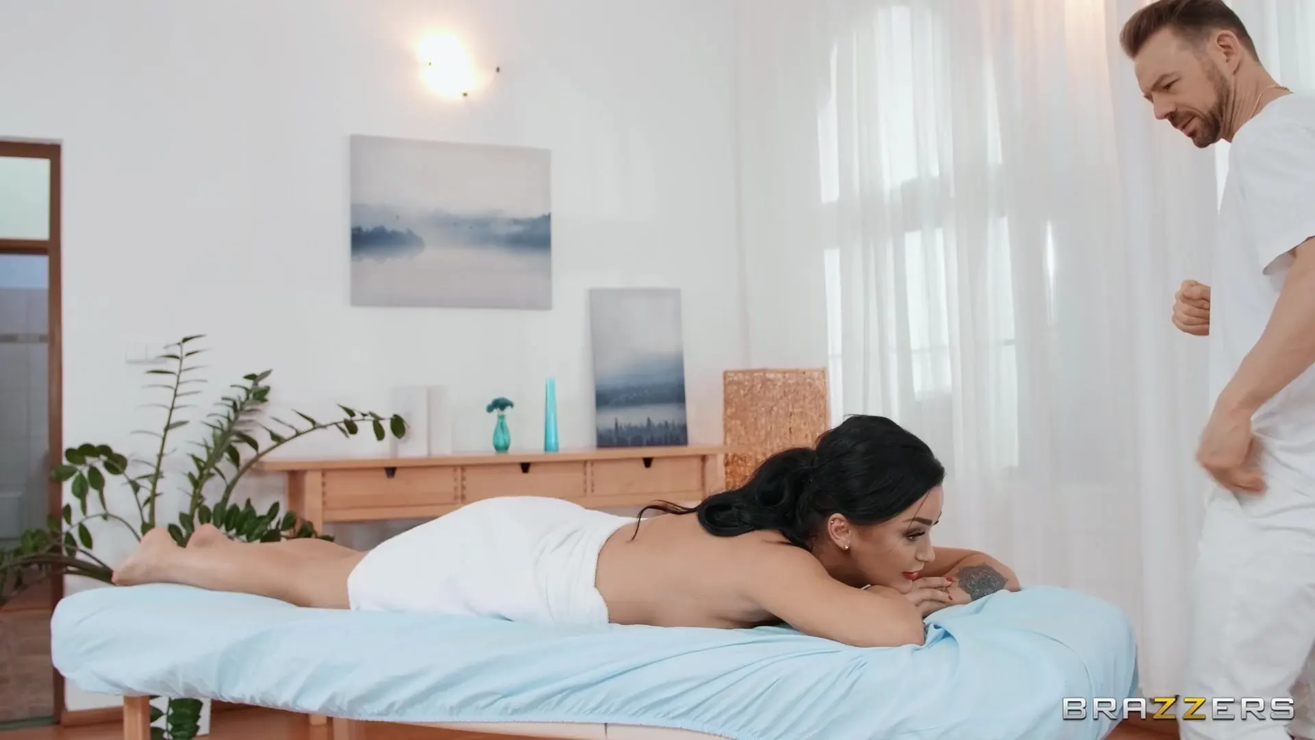 Brazzers 'Daphne gira la mesa de masajes' protagonizando Daphne Klyde (foto 2)