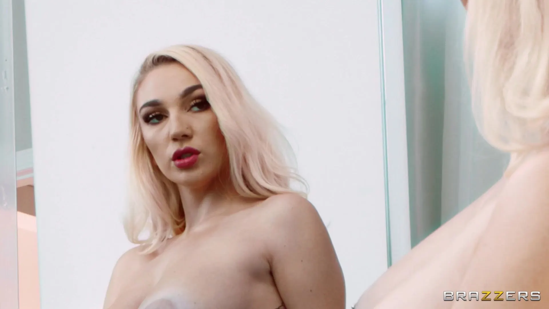 Brazzers 'Sinner beim Abendessen' Darsteller Kendra Sunderland (Foto 2)