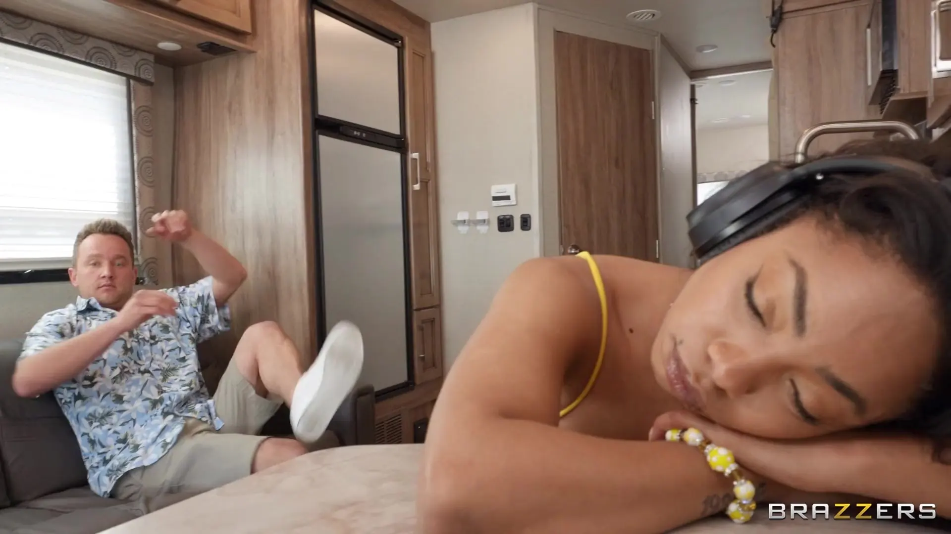 Brazzers 'El viaje por carretera: rv-ing estridente' protagonizando Aria Kai (foto 2)