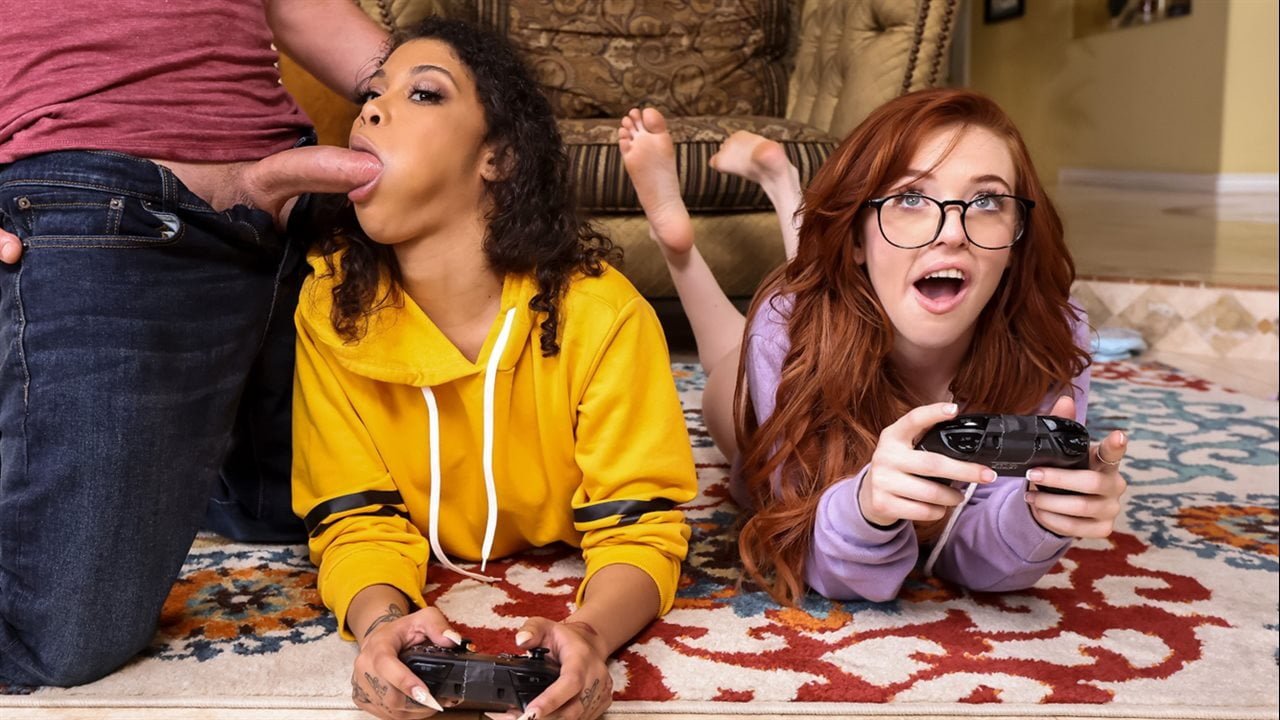 Gamer girl threesome action