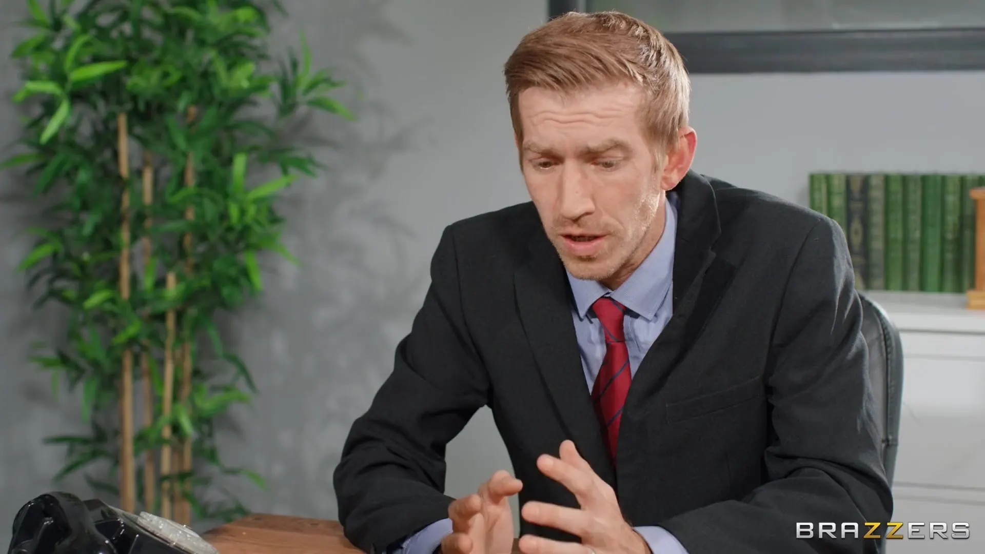 Brazzers '校長他媽的笨手笨腳的老師' 主演 Kerry Louise (照片 2)