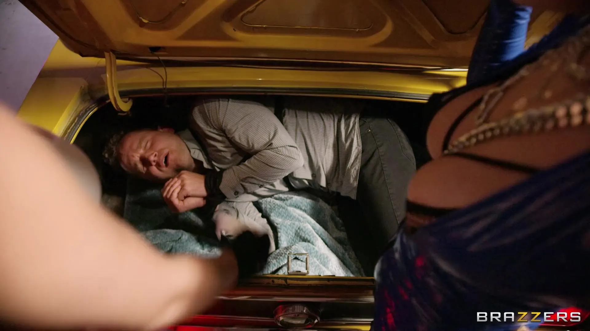 Skye Blue In 'Kopf hoch, Scheinwerfer' from 'Brazzers' (Foto 2) Brazzers 'Kopf hoch, Scheinwerfer' Darsteller Skye Blue (Foto 2)