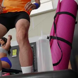 Mona Azar en Entrenamiento anal Superset (foto 2) Mona Azar en 'Brazzers' Entrenamiento anal Superset (Miniatura 2)