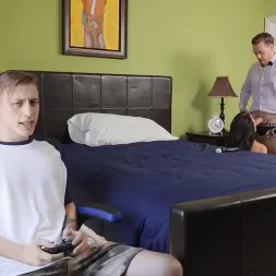 Reagan Foxx en 'Brazzers' Alquilar una estrella porno: roomies rivales (Miniatura 2)