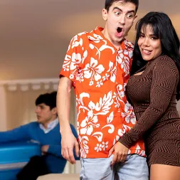 Latin Beauty 在 'Brazzers' 壞客人的大奶子 (縮略圖 1)