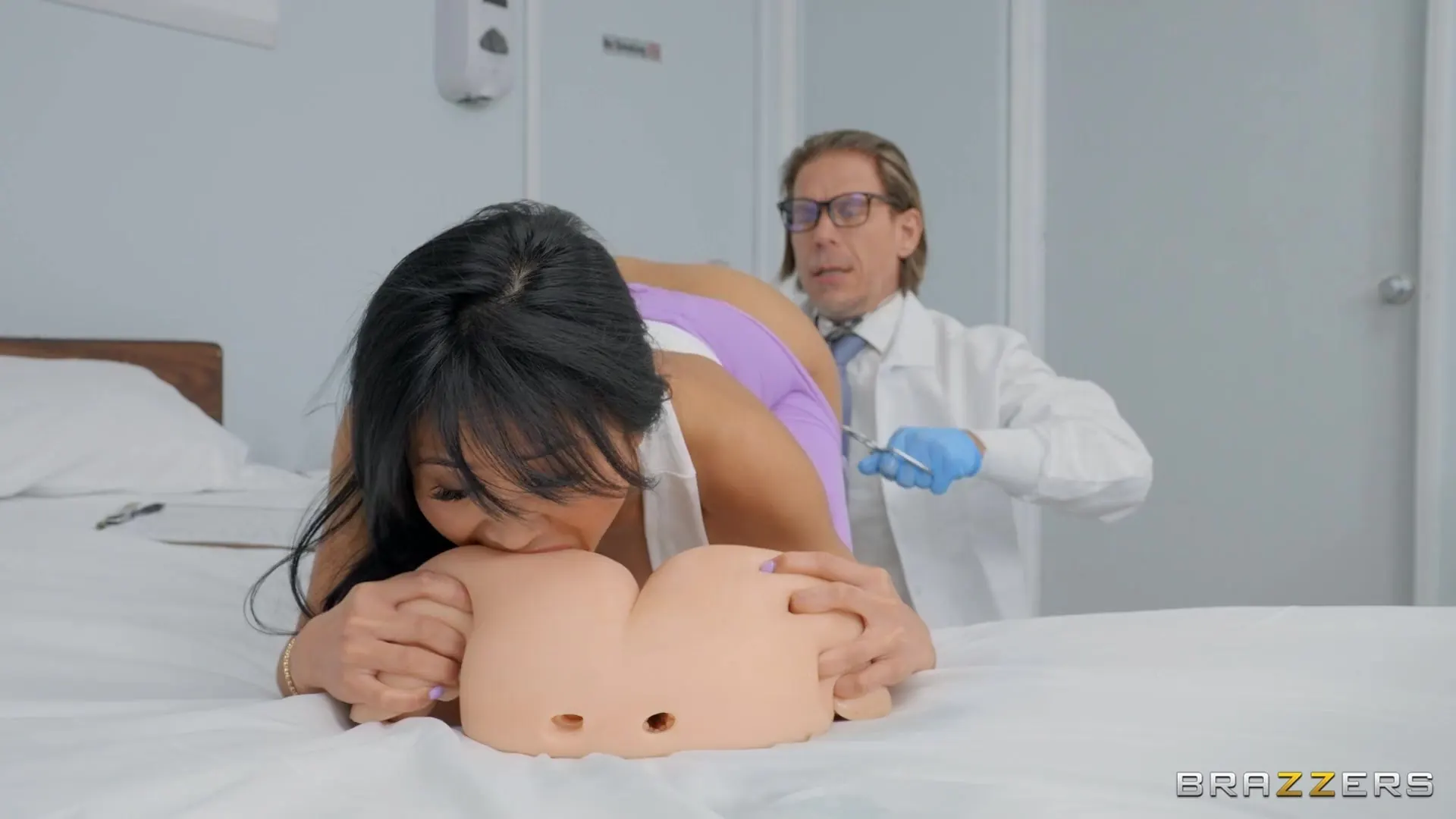 Brazzers 'Die Analprüfung des Assmans' Darsteller Ember Snow (Foto 3)
