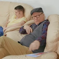 Taylee Wood en 'Brazzers' Rastreador de zapatos de muestreo de semen para personas mayores furtivamente (Miniatura 2)