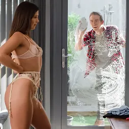 Ruby Sims en 'Brazzers' Teaser de ventana y el coño complaciente (Miniatura 1)