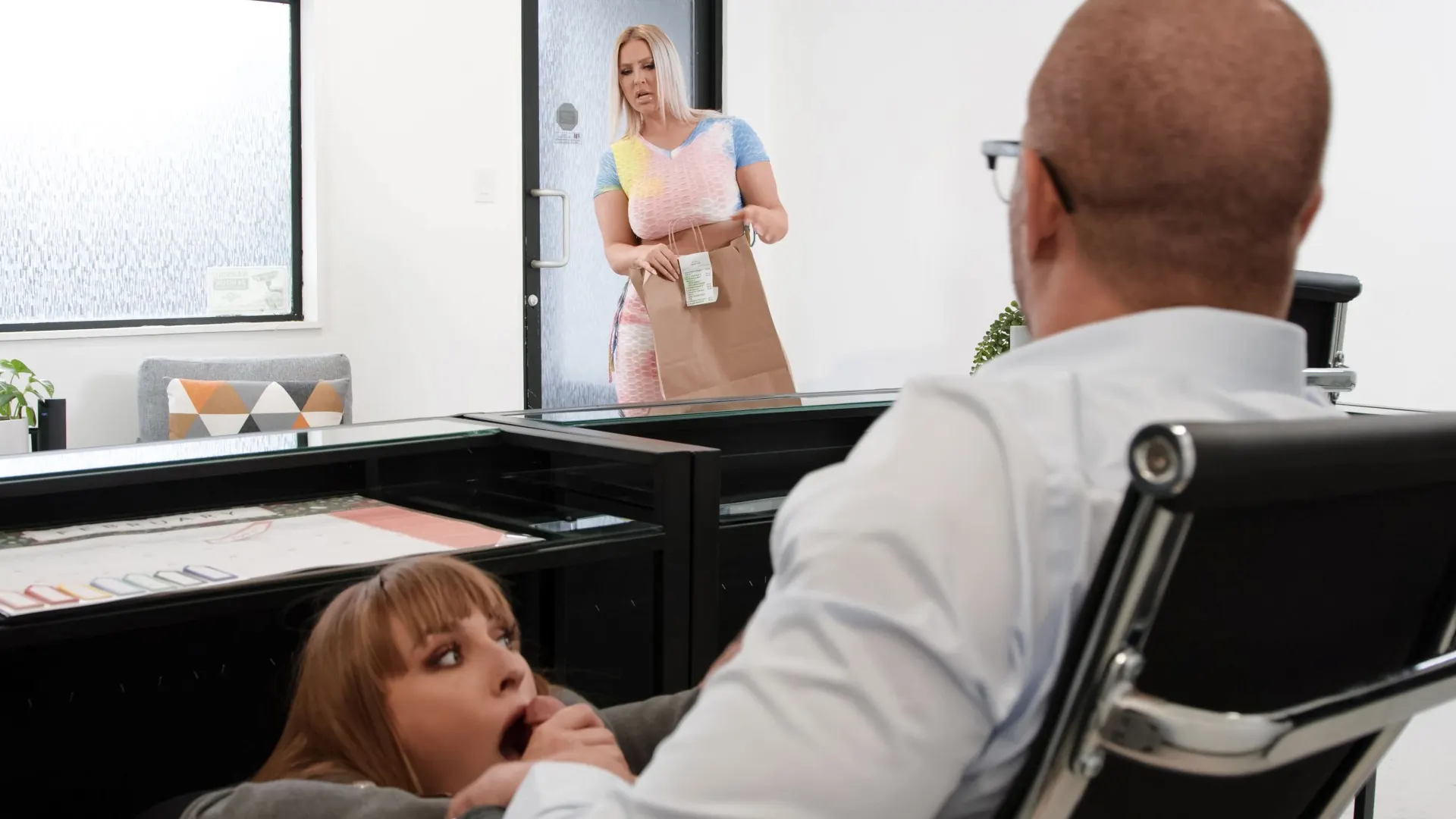 Brazzers 'Agrupación de la secretaria' protagonizando Angel Youngs (foto 1)