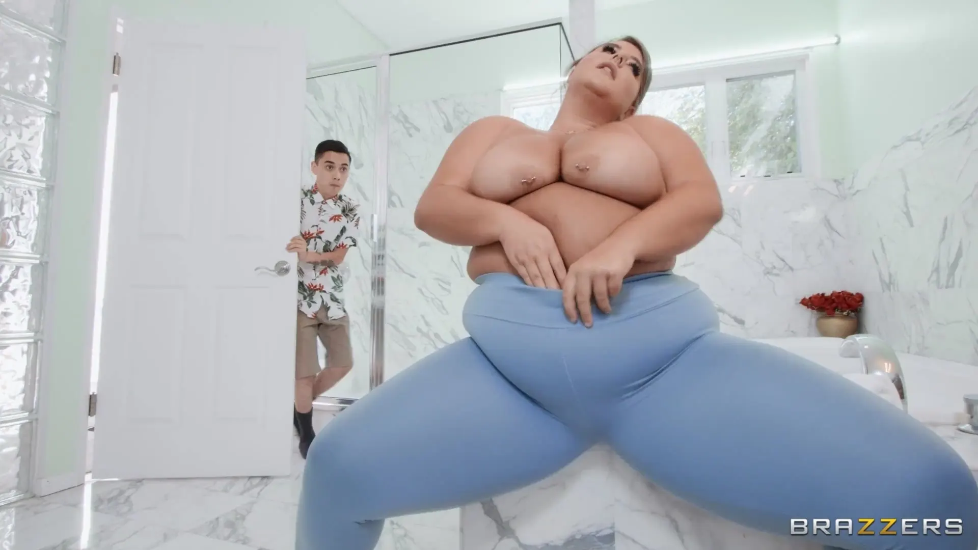 Brazzers 'Trabajo manual submarino' protagonizando Leila Lewis (foto 2)