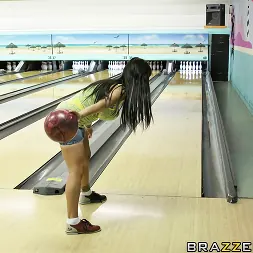 Claire Dames В 'Brazzers' Боулинг ставку на удар рабочих мест (Миниатюру 6)