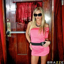 McKenzee Miles В 'Brazzers' Выключатель сделки (Миниатюру 5)