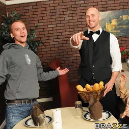 Faye Reagan В 'Brazzers' Моя киска получил pranked (Миниатюру 7)