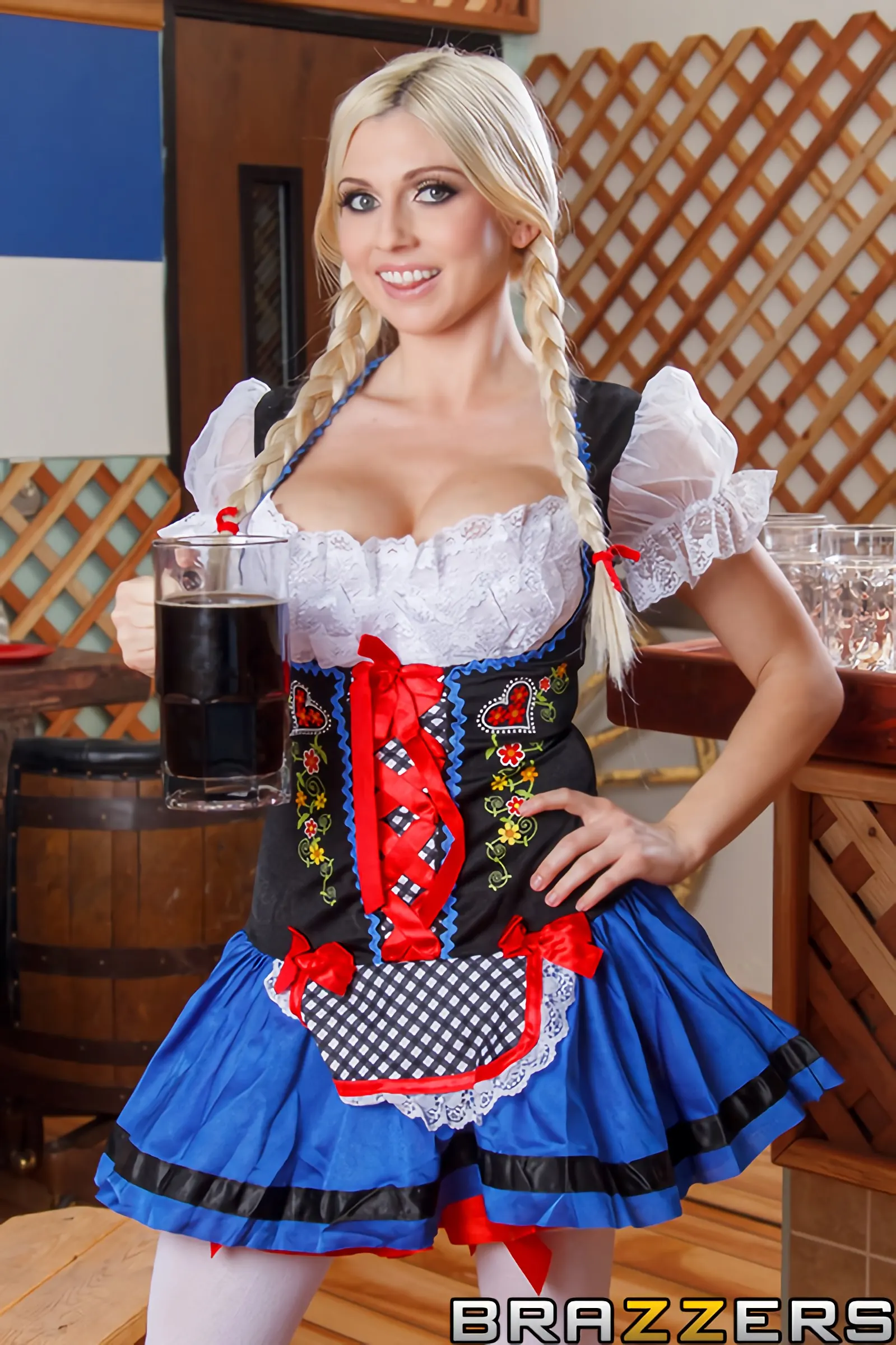 Brazzers 'Enorme ayuda de salchicha' protagonizando Christie Stevens (foto 1)