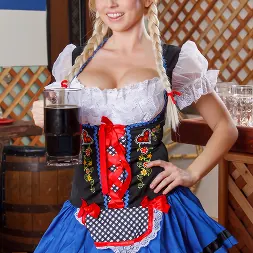 Christie Stevens en 'Brazzers' Enorme ayuda de salchicha (Miniatura 1)