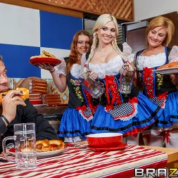 Christie Stevens en 'Brazzers' Enorme ayuda de salchicha (Miniatura 2)