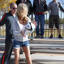 Simone Sonay 在 瘋狂足球MILF (照片 2) Simone Sonay 在 'Brazzers' 瘋狂足球MILF (縮略圖 2)