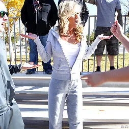 Simone Sonay 在 瘋狂足球MILF (照片 8) Simone Sonay 在 'Brazzers' 瘋狂足球MILF (縮略圖 8)