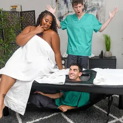 Dallas Playhouse В 'Brazzers' Подлый массажист любит большие сиськи (Миниатюру 1)