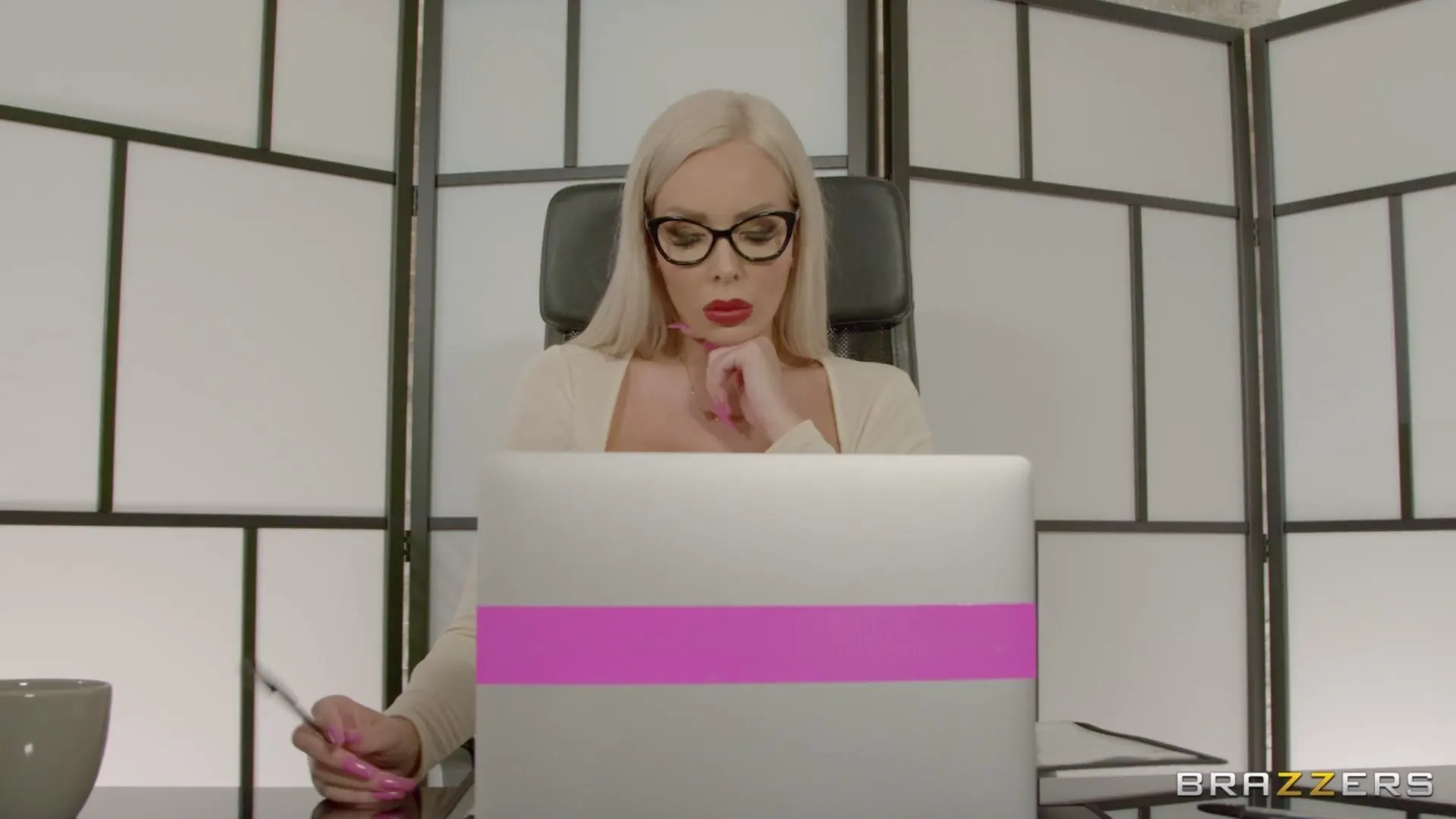 Blondie Bombshell en 'Las nuevas tetas de mi jefe' from 'Brazzers' (foto 2) Brazzers 'Las nuevas tetas de mi jefe' protagonizando Blondie Bombshell (foto 2)