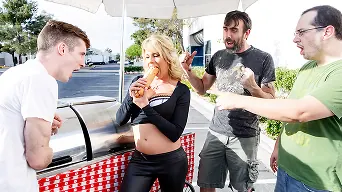 Charisma Cappelli में 'Foodtruck Fuck Fest'