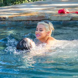 Rachele Richey In 'Brazzers' Pool-Kampf (Ein 2)