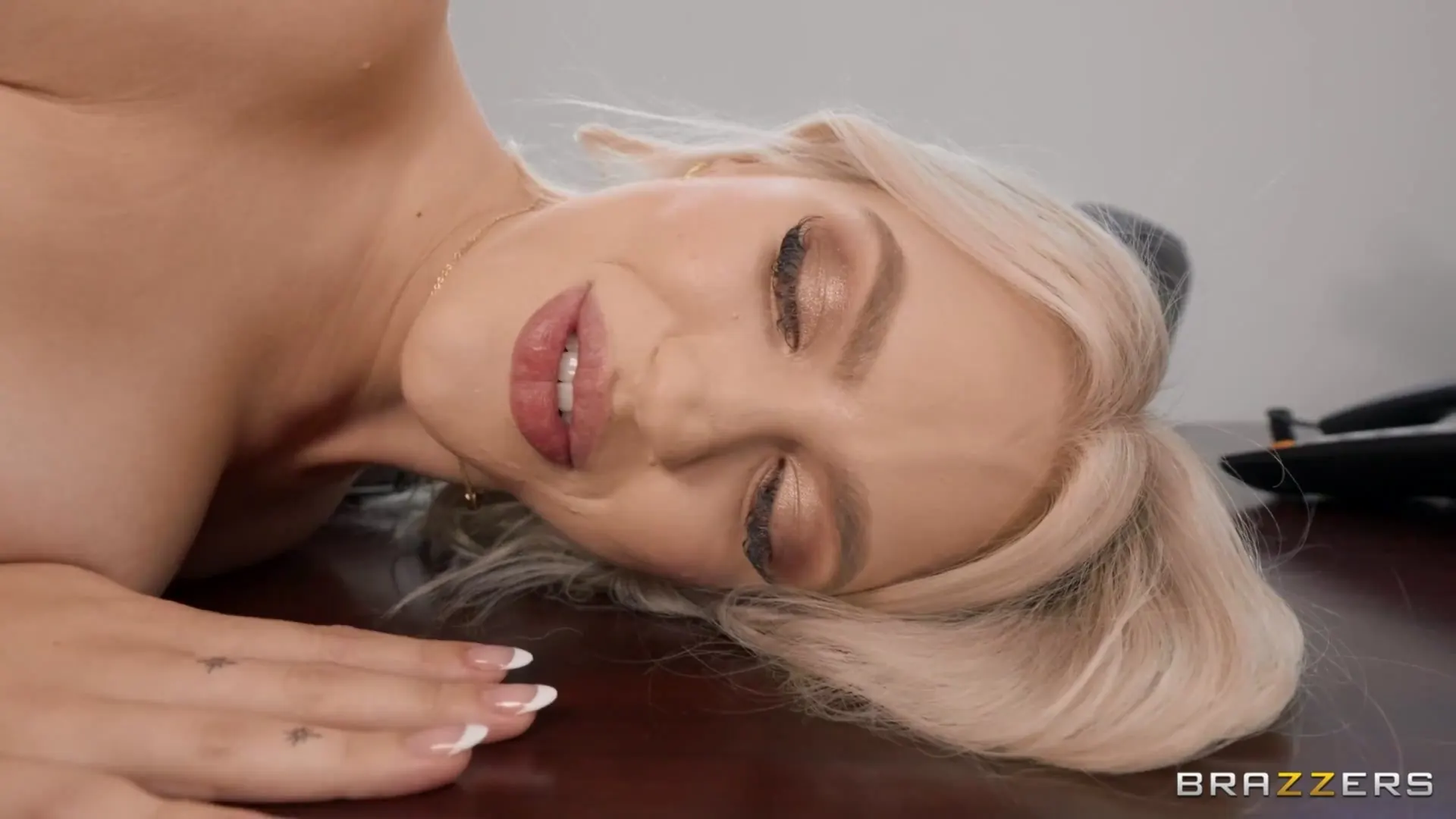 Brazzers '雞巴瘋狂的男女同校被教授搗鼓' 主演 Jazlyn Ray (照片 3)