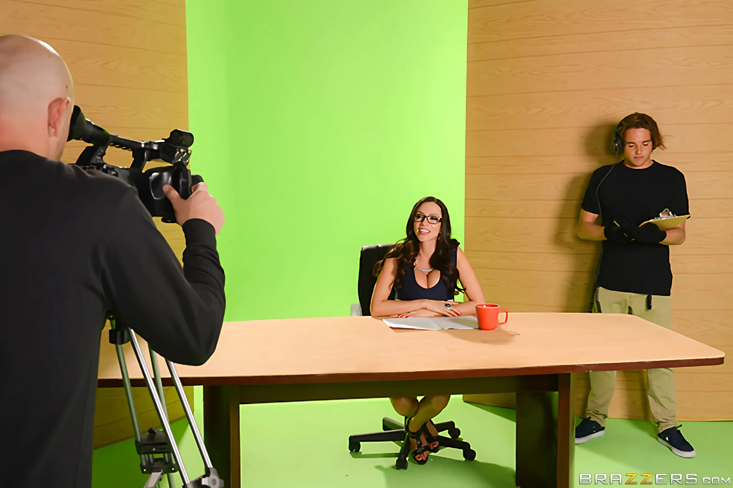 Brazzers 'Grandes noticias en el tubo de Boob' protagonizando Ariella Ferrera (foto 2)